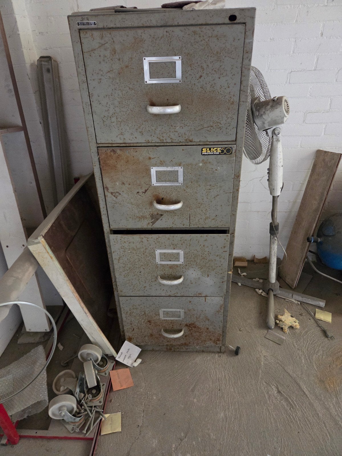 Zware metalen ladekast met 4 laden, Ophalen