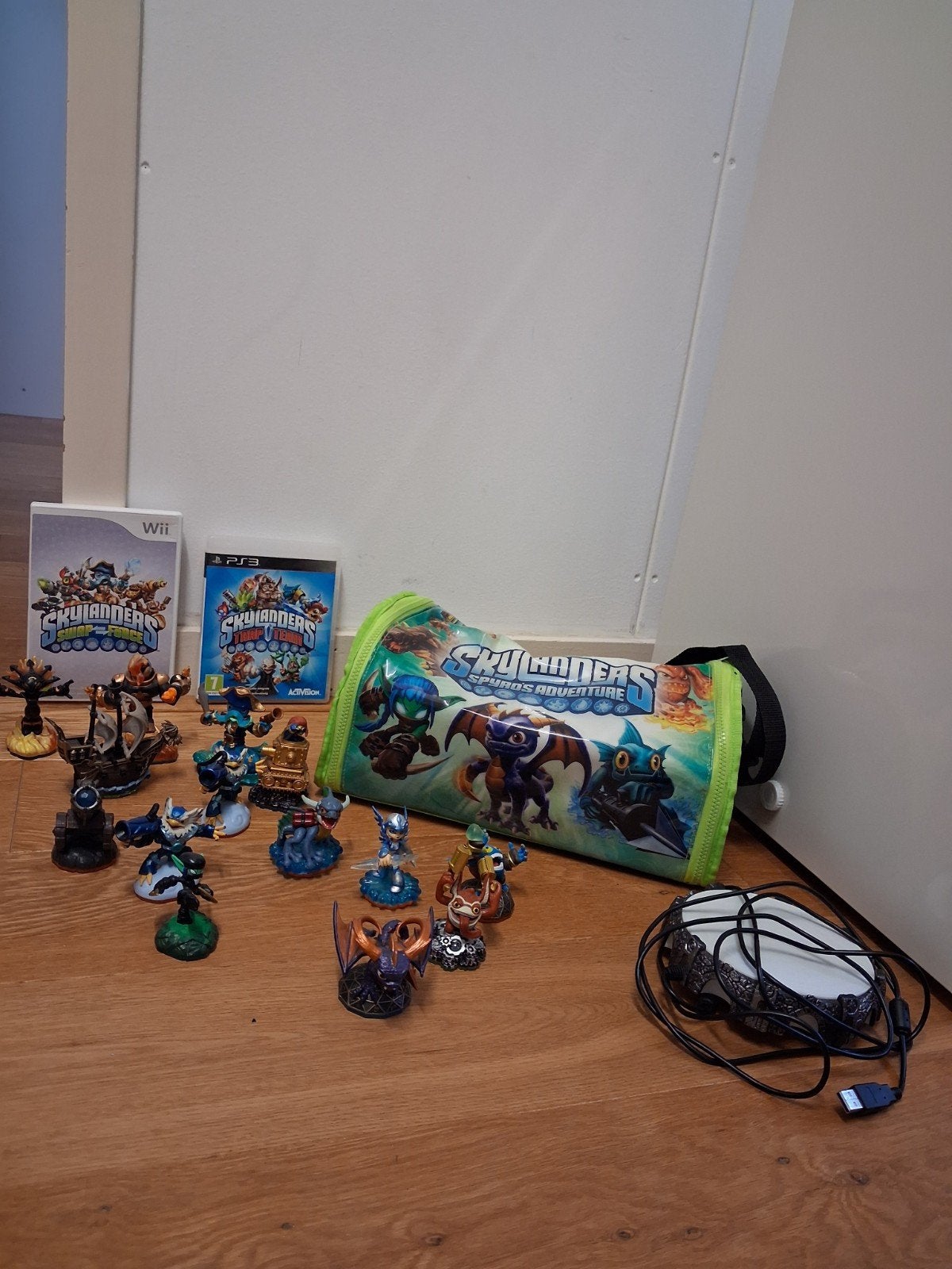 Set van Skylanders: 14 poppetjes, 2 spellen, tas en portal, Ophalen of Verzenden, Gebruikt