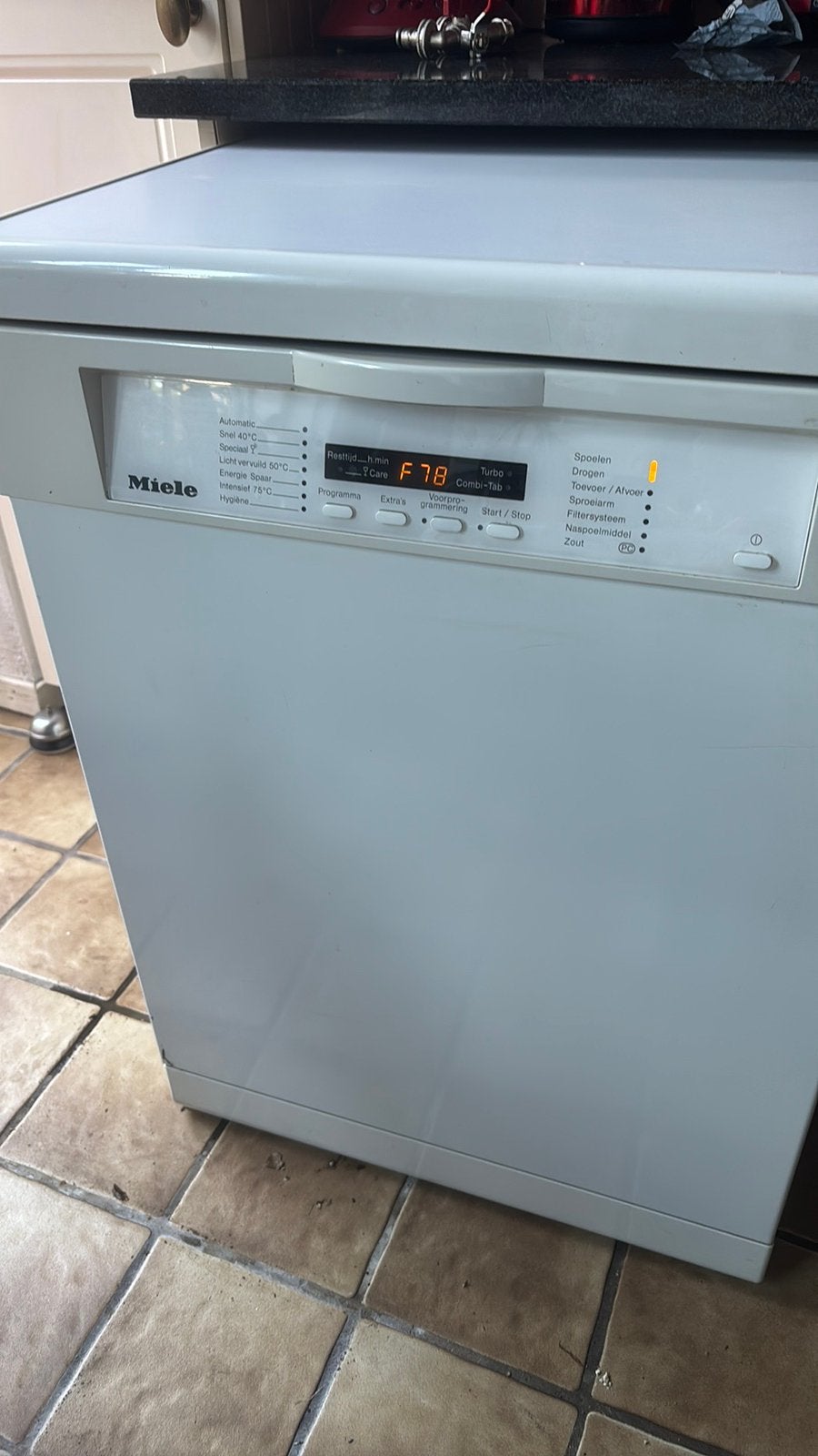 Miele vaatwasser met storing., Witgoed en Apparatuur, Vaatwasmachines, Ophalen of Verzenden, Niet werkend, Vrijstaand, Minder dan 85 cm