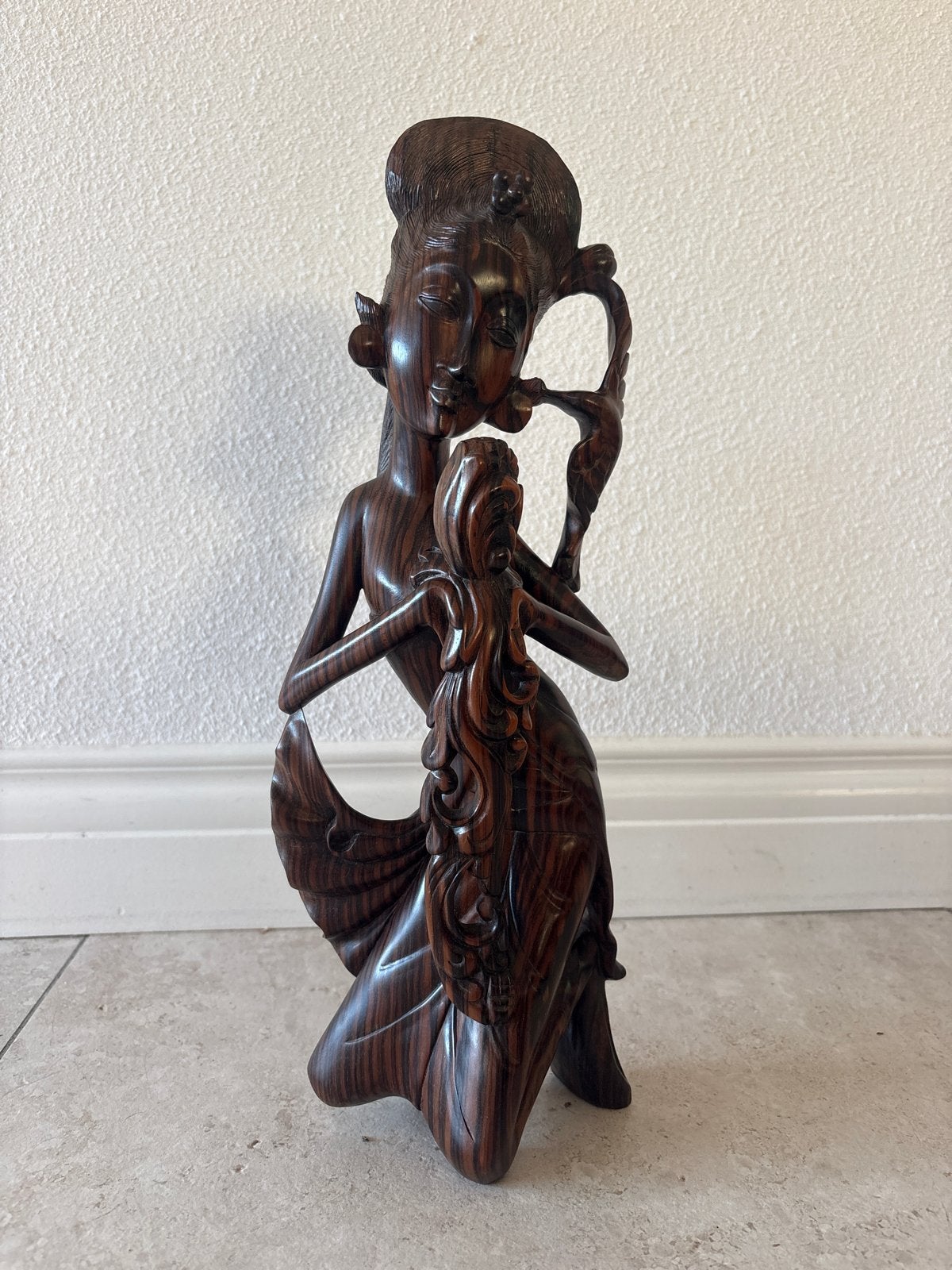 Handgesneden houten sculptuur van vrouw met kind, Ophalen of Verzenden, Handgemaakt, 20 - 50 cm, Beeld