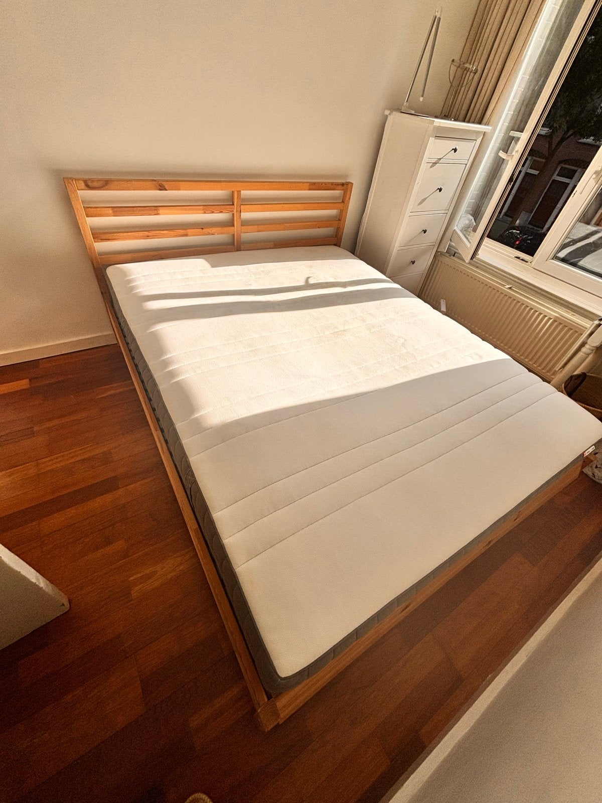 Ikea bedframe met matras (Hövåg), Ophalen, Gebruikt, Bruin, Tweepersoons