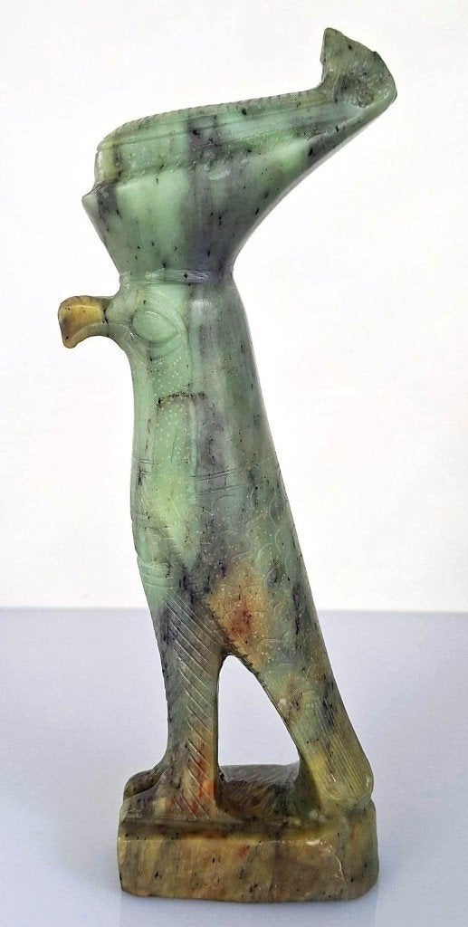 Prachtig Groen Natuurstenen Beeld Egypte Valk God Horus, Natuurlijk materiaal, Ophalen of Verzenden, Handgemaakt, 20 - 50 cm