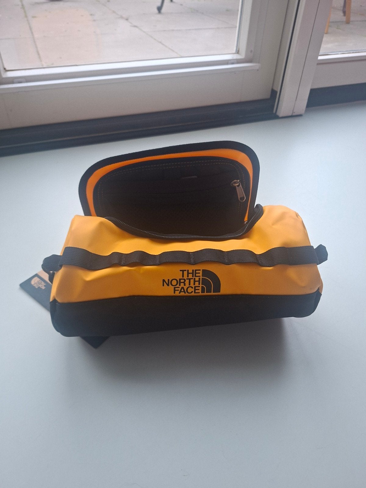 Nieuw The North Face travel canister - Geel/Zwart, 30 cm of meer, Ophalen of Verzenden, Geel, Minder dan 40 cm
