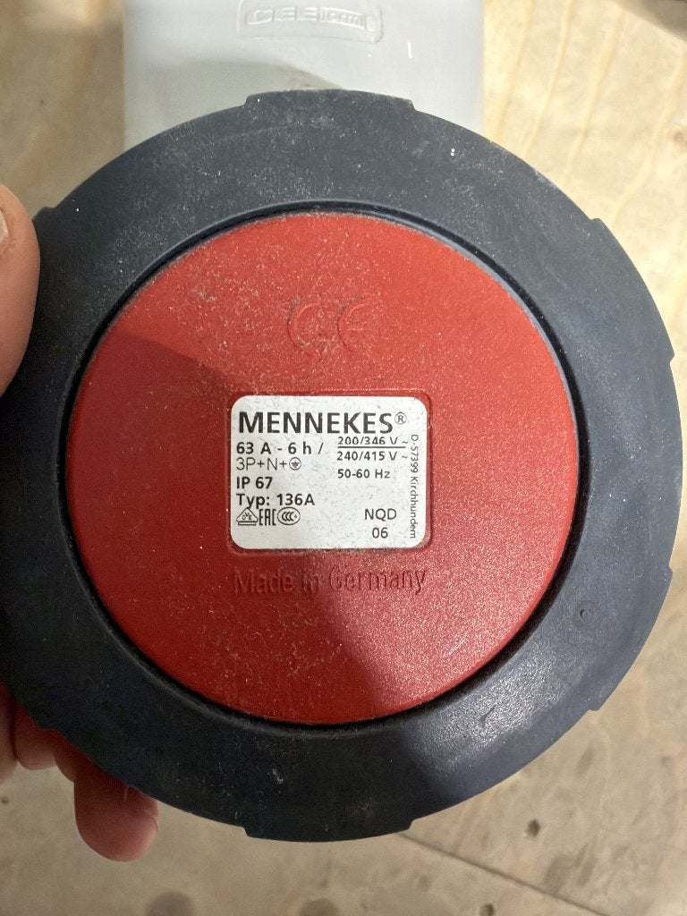 MENNEKES 63A CEE WANDCONTACTDOOS, Doe-het-zelf en Verbouw, Elektra en Kabels, Ophalen of Verzenden, Gebruikt, Overige merken, Stopcontact