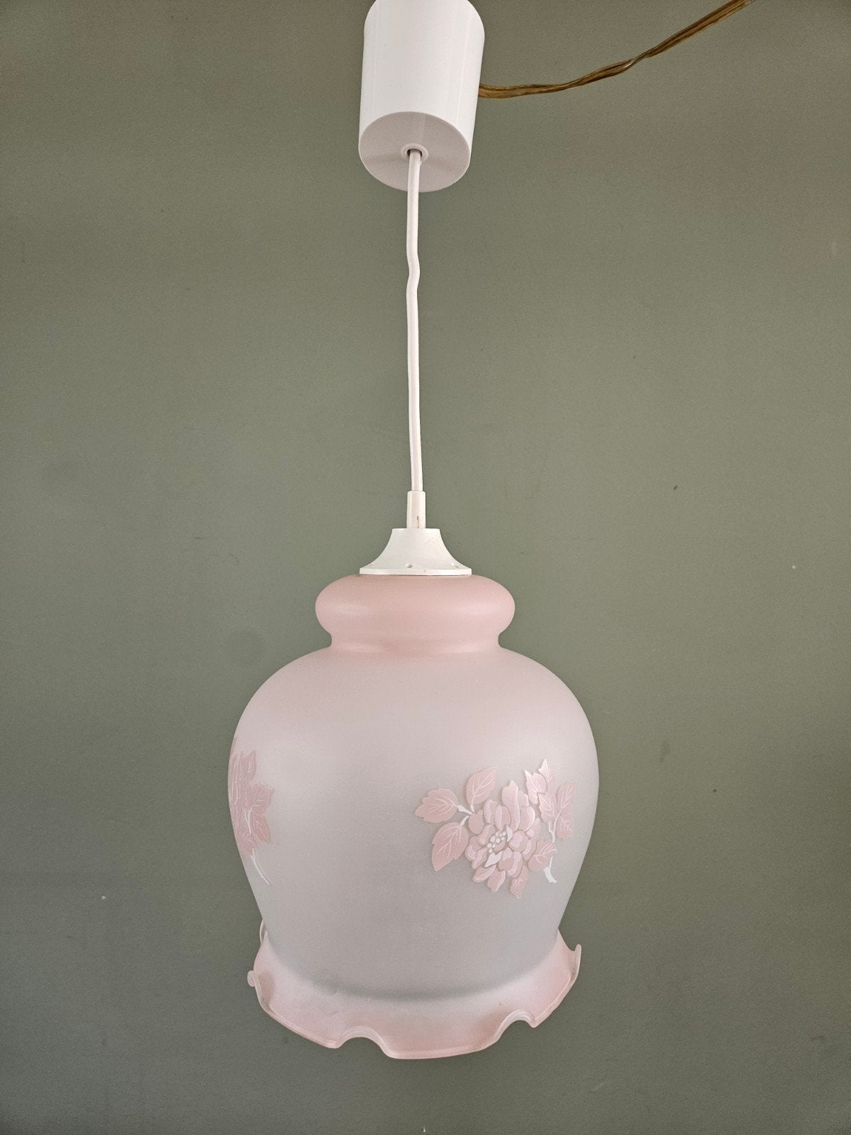 Vintage roze hanglamp van met motief van bloemen/ rozen, Gebruikt, 50 tot 75 cm, Ophalen of Verzenden, Glas