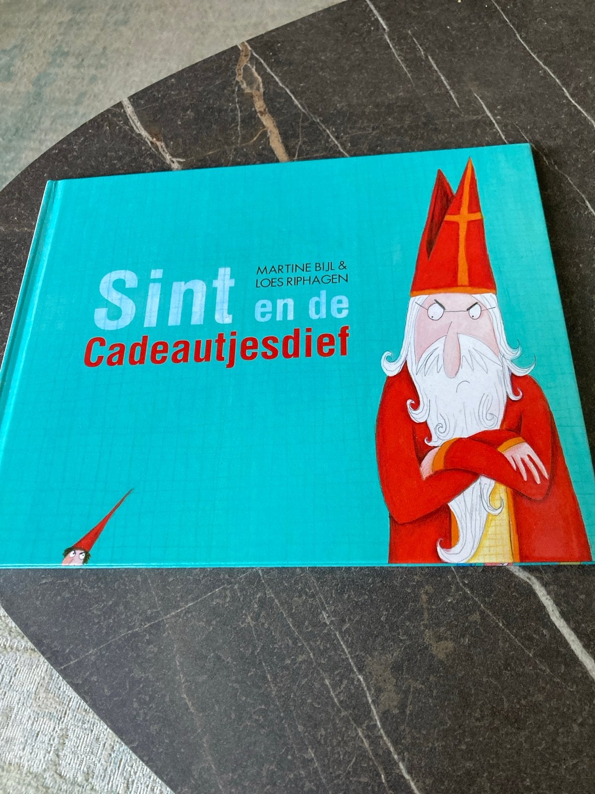 Sint en de Cadeautjesdief - Martine Bijl & Loes Riphagen, Ophalen of Verzenden, Zo goed als nieuw, Sprookjes