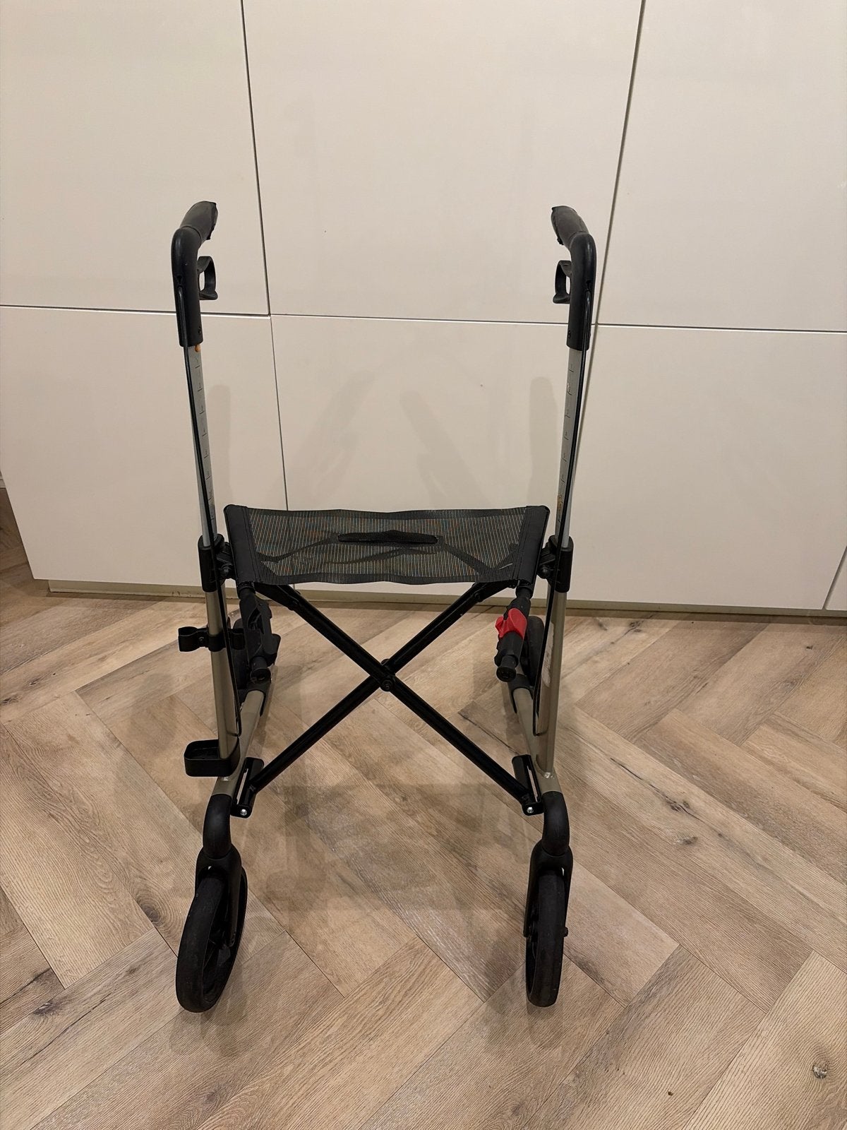 Compacte en lichtgewicht Server rollator, Diversen, Rollators, Ophalen, Opvouwbaar