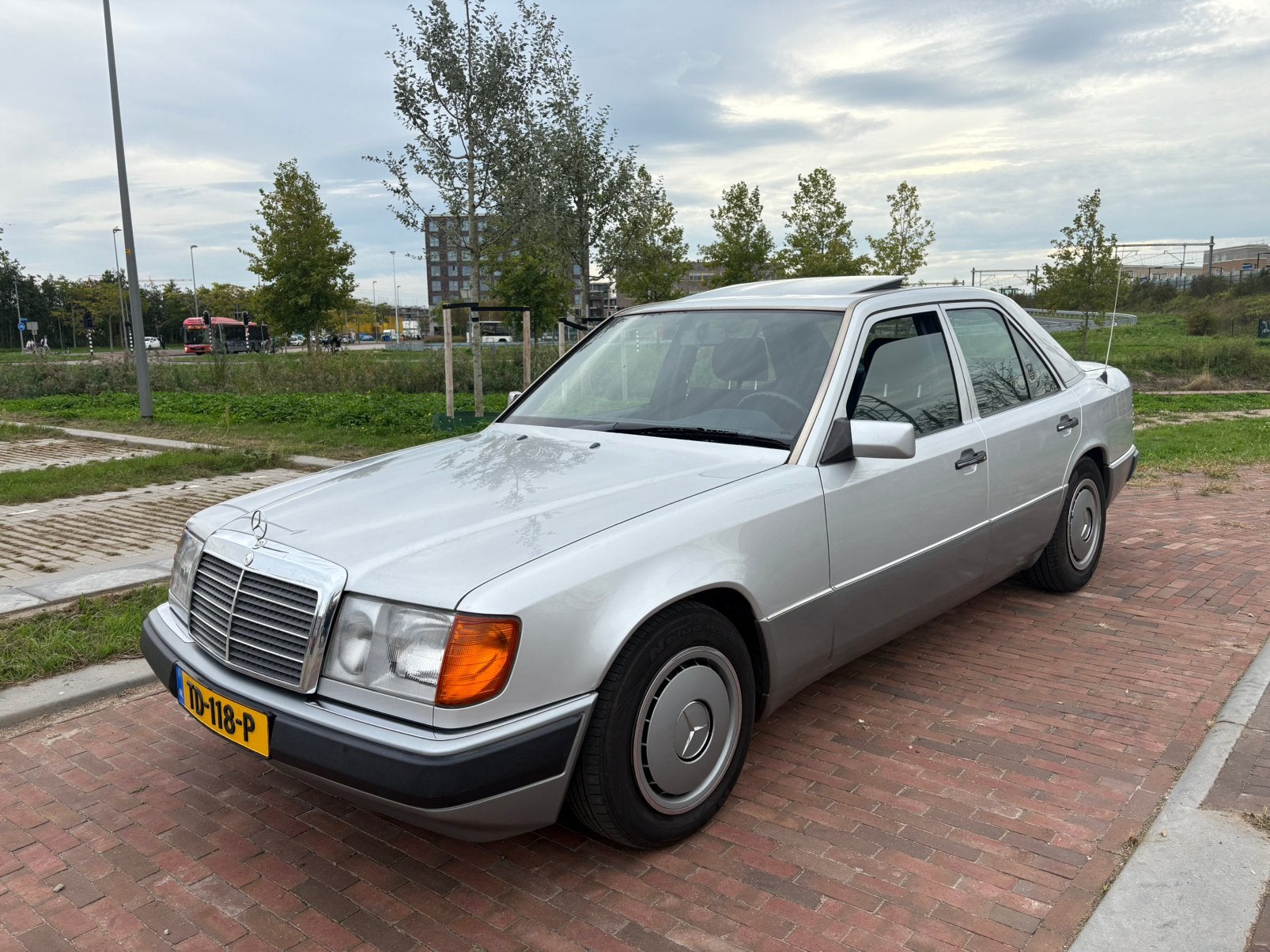 Mercedes-Benz W124 250D Aut 1993 Grijs UNIEK EXEMPLAAR!, Automaat, Dealer onderhouden, 1340 kg, 2497 cc