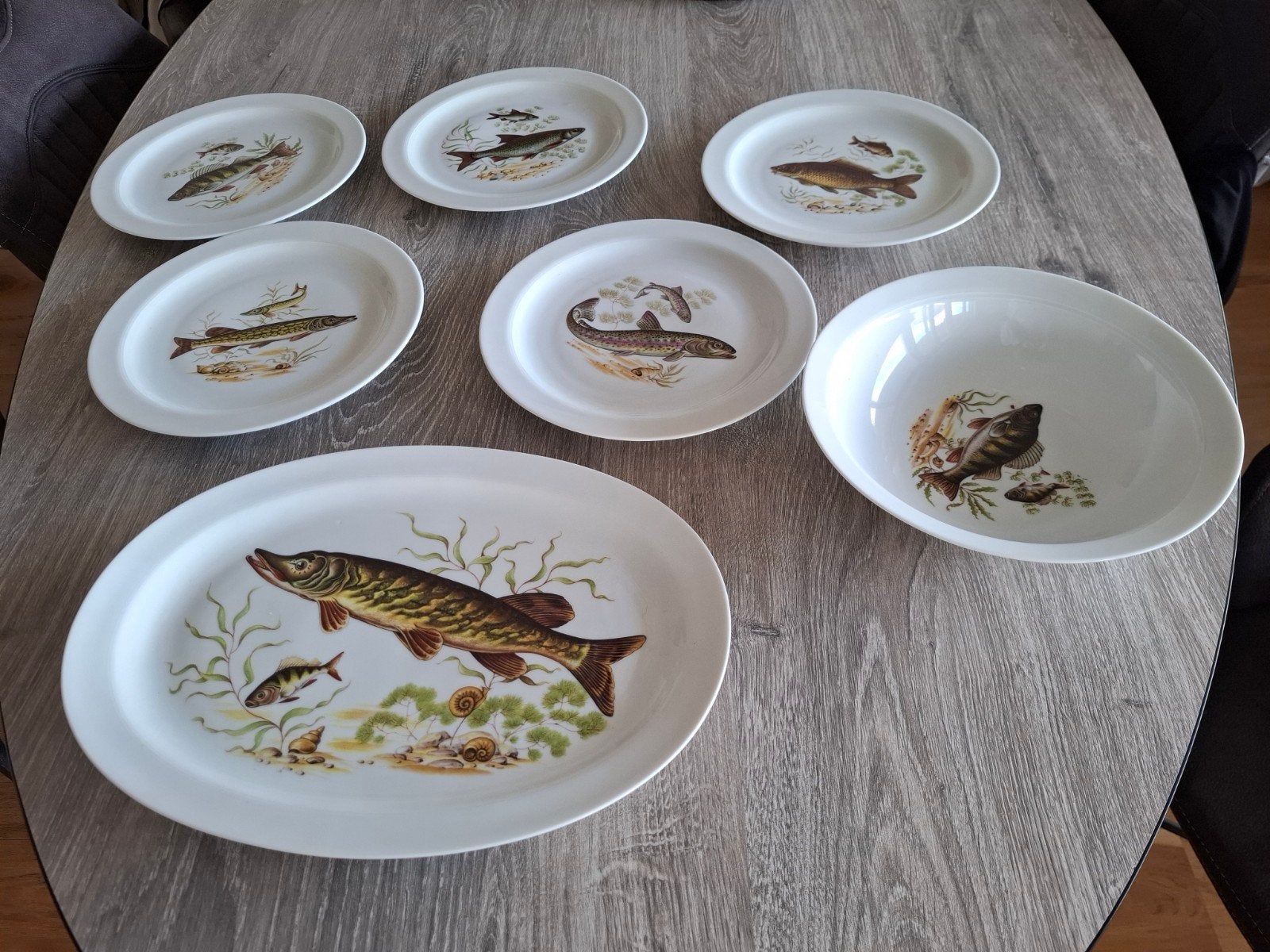 Servies met vissen, Ophalen