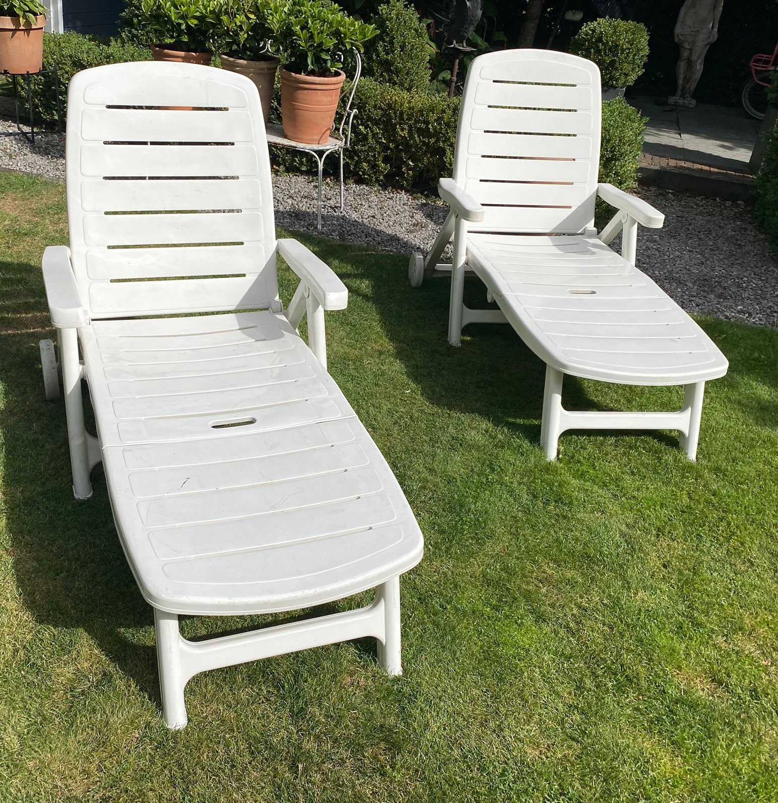 Twee witte ligstoelen, Tuin en Terras, Ligbedden, Ophalen, Gebruikt, Kunststof, Verstelbaar