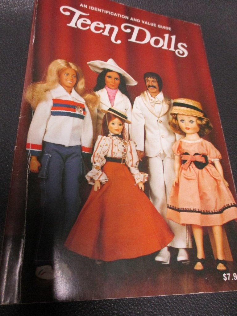 TEEN DOLLS AN IDENTIFICATION&VALUE GUIDE/BOEK 1977, Verzamelen, Poppen, Gebruikt, Overige typen, Verzenden