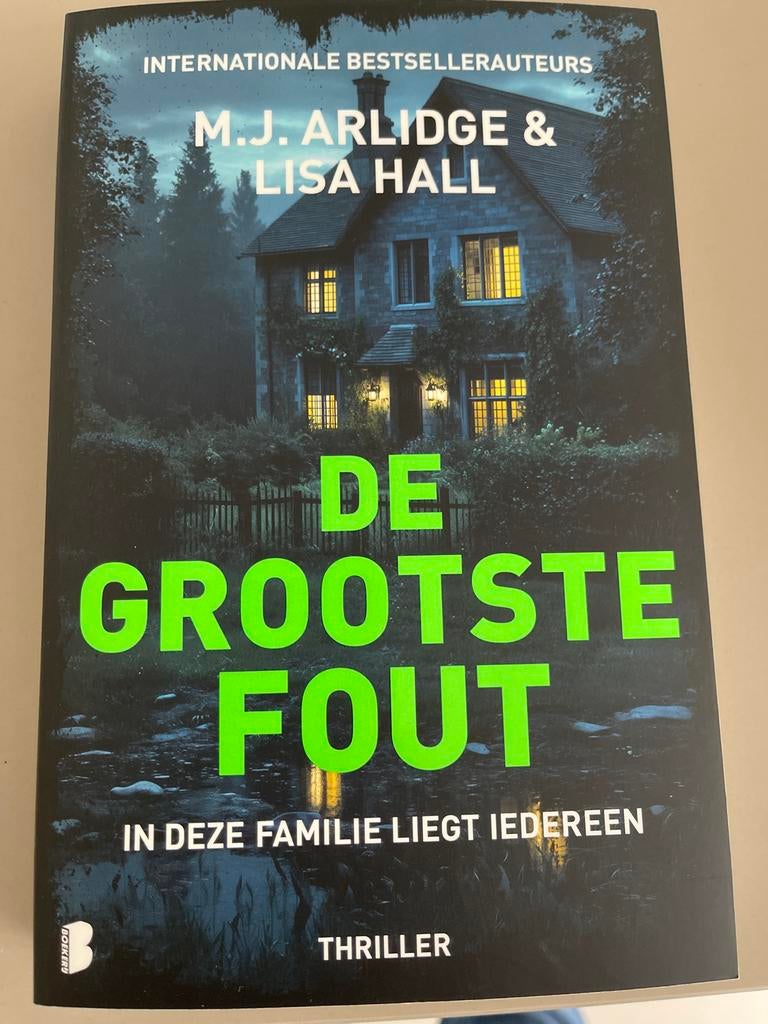 De Grootste Fout - M.J. Arlidge & Lisa Hall (Thriller), Ophalen of Verzenden, Zo goed als nieuw, Nederland