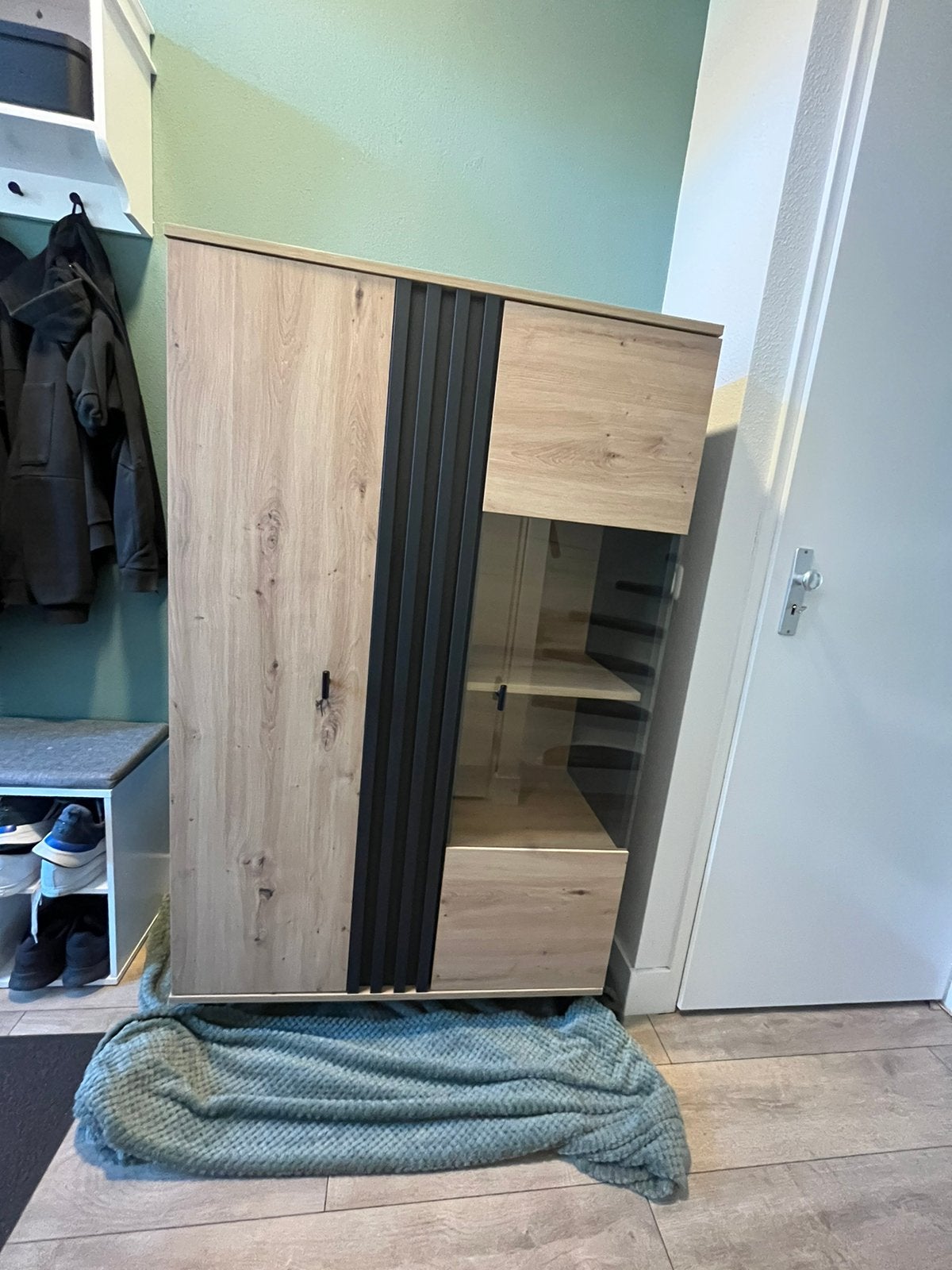 Mooie MEUBELLA vitrinekast Marcos-Eiken/Antraciet-Nieuwstaat, Ophalen, Zo goed als nieuw, Minder dan 150 cm, 150 tot 200 cm