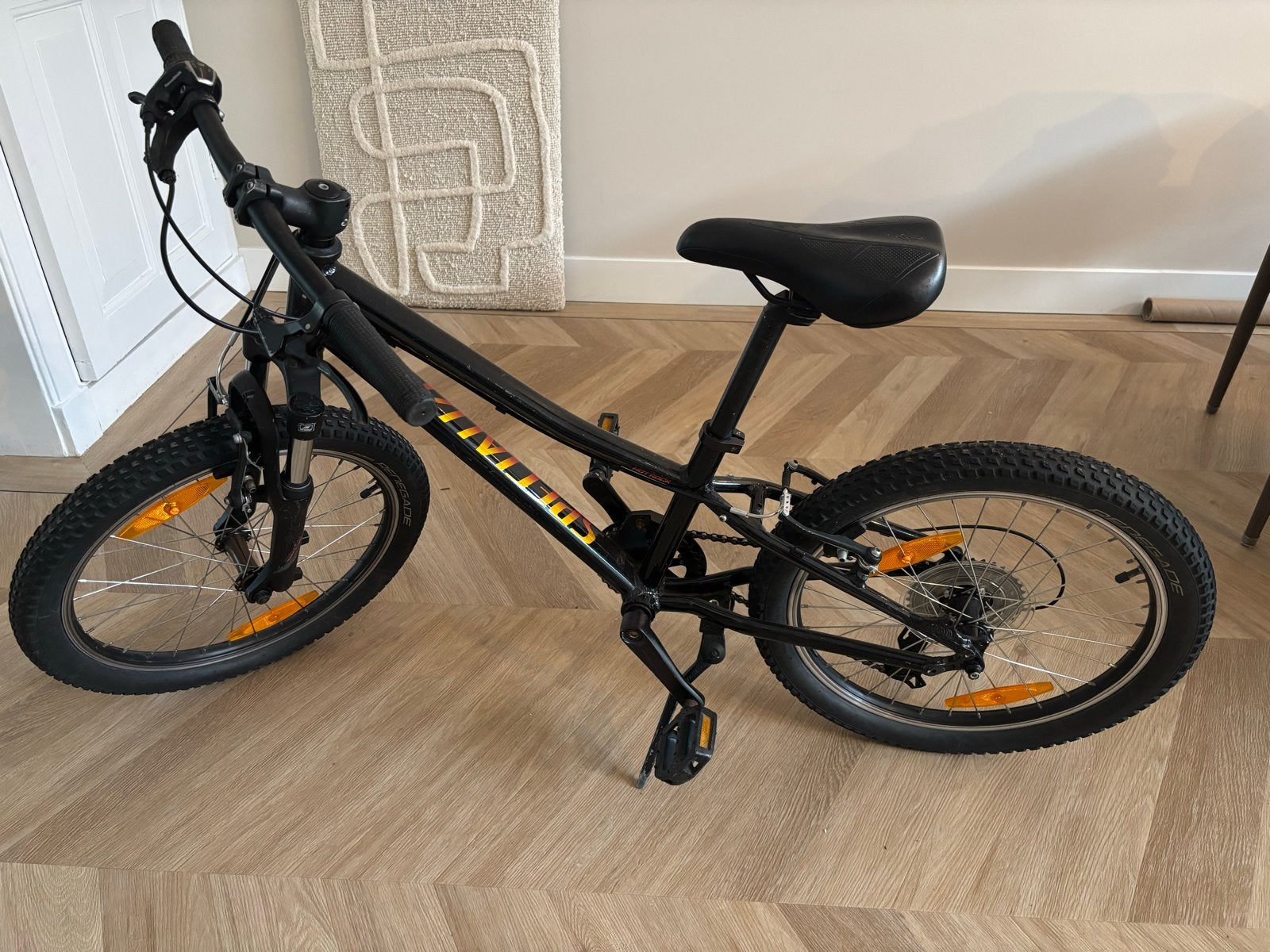 Specialized Hotrock Kinderfiets 20 inch - Zwart, Ophalen, Gebruikt, Velgrem, 20 inch of meer