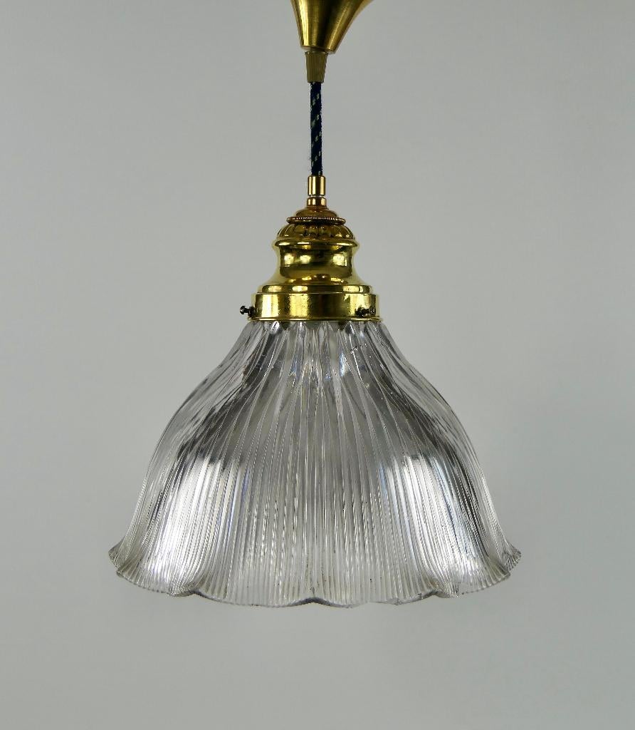 Elegante Holophane hanglamp met originele messing kapdrager, Huis en Inrichting, Lampen | Hanglampen, Ophalen of Verzenden, Glas