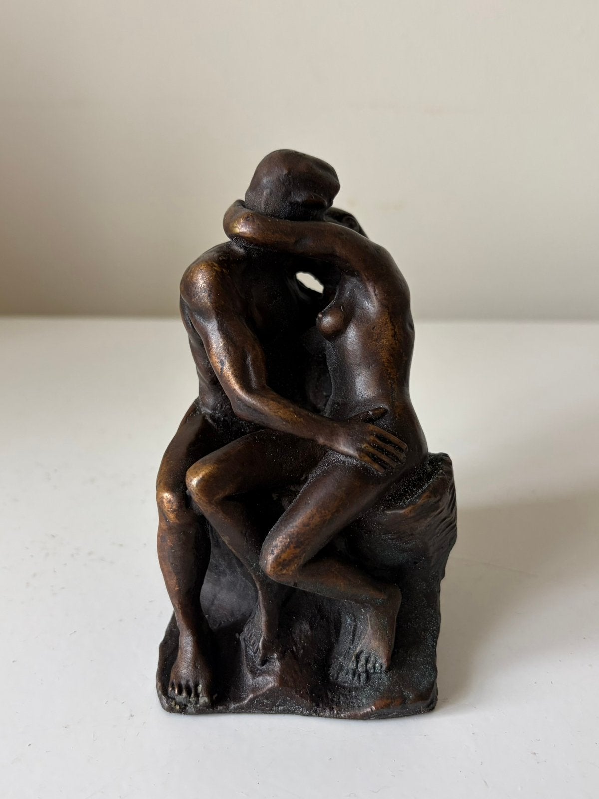 Rodin, de Kus 1881, bronzen beeldje in doos., Groep mensen, Minder dan 20 cm, Ophalen of Verzenden, Brons