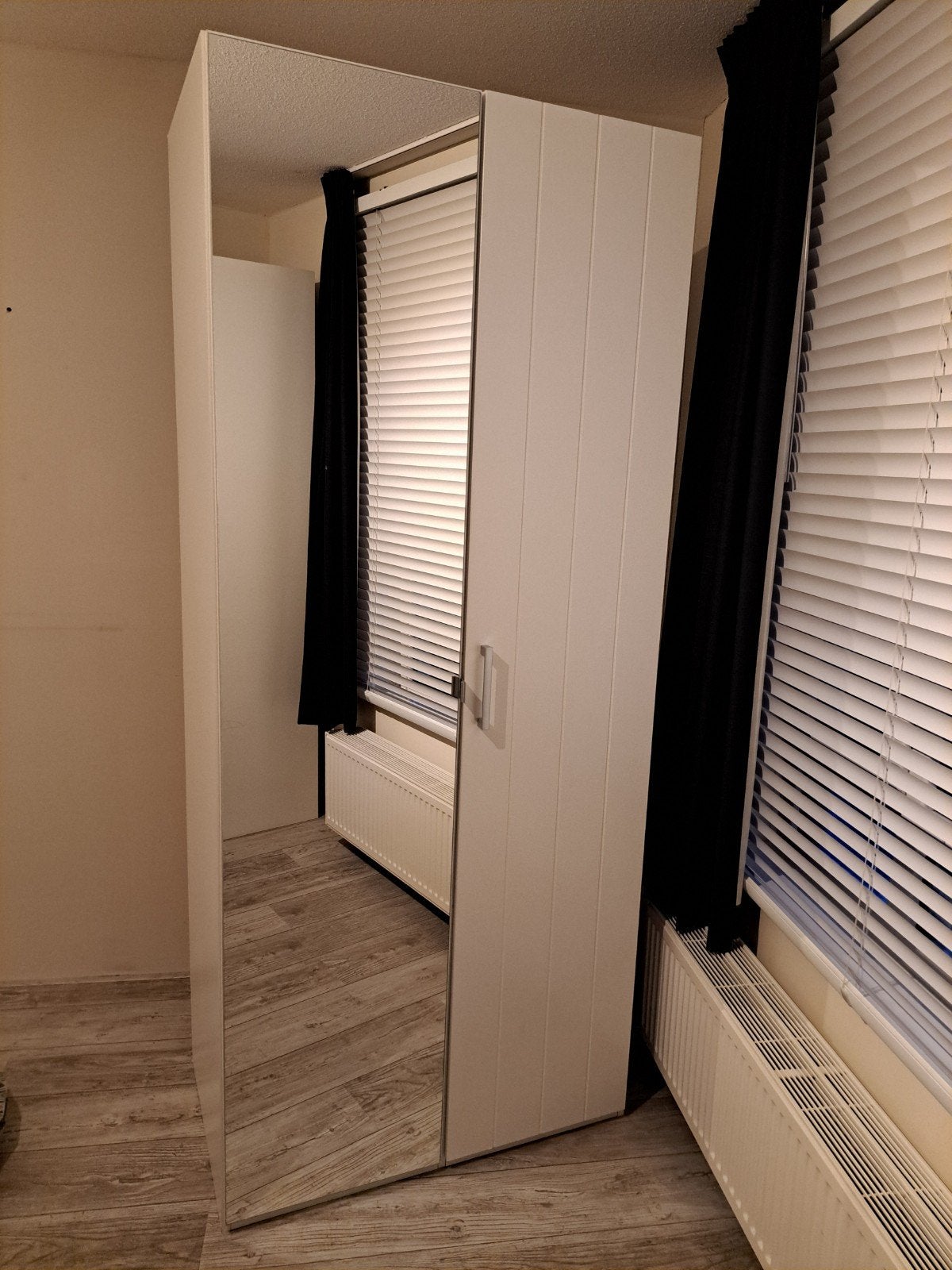 Witte kledingkast met spiegel en planken, Huis en Inrichting, Ophalen, Met deur(en), 200 cm of meer, 50 tot 100 cm