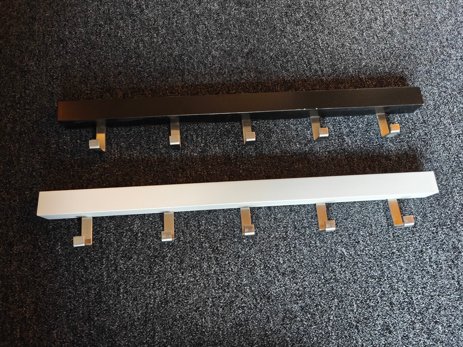 Ikea Tjusig kapstokken (2 stuks) - zwart en wit, Huis en Inrichting, Ophalen