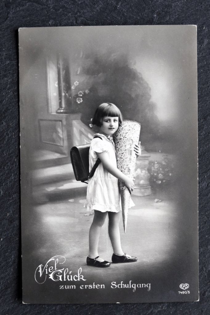 Meisje met snoepzak voor eerste schooldag, Verzenden, 1920 tot 1940, Ongelopen, Kinderen
