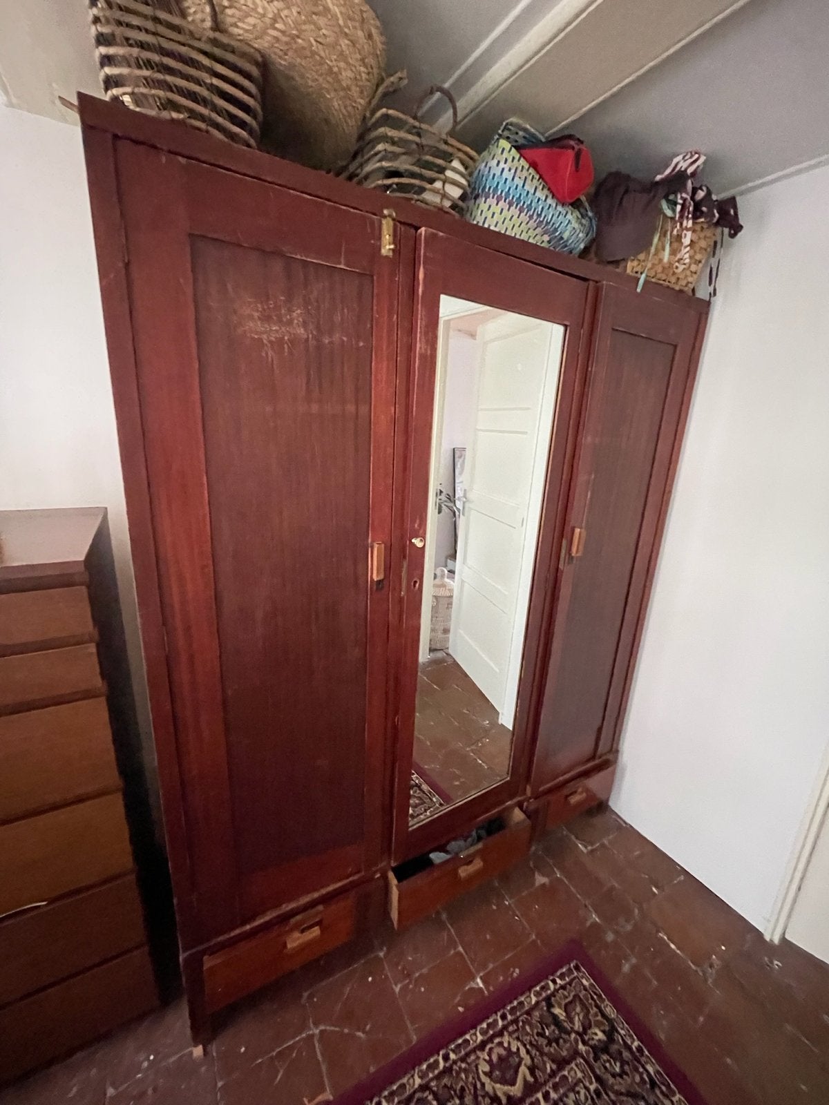 Handgemaakte houten kledingkast met spiegel en lades, Huis en Inrichting, Ophalen, Gebruikt, 100 tot 150 cm, 200 cm of meer
