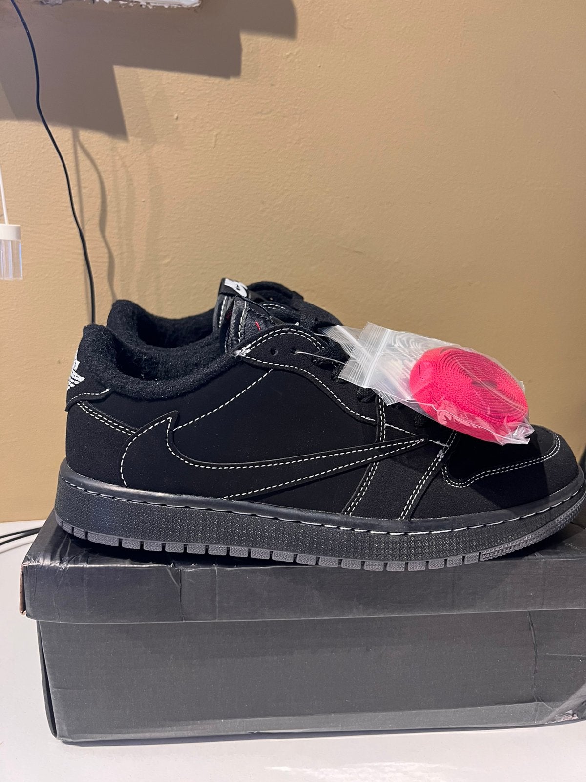 2 verschillende kleuren nike x travis scott air jordan low, Zwart, Nieuw, Ophalen of Verzenden, Sneakers of Gympen