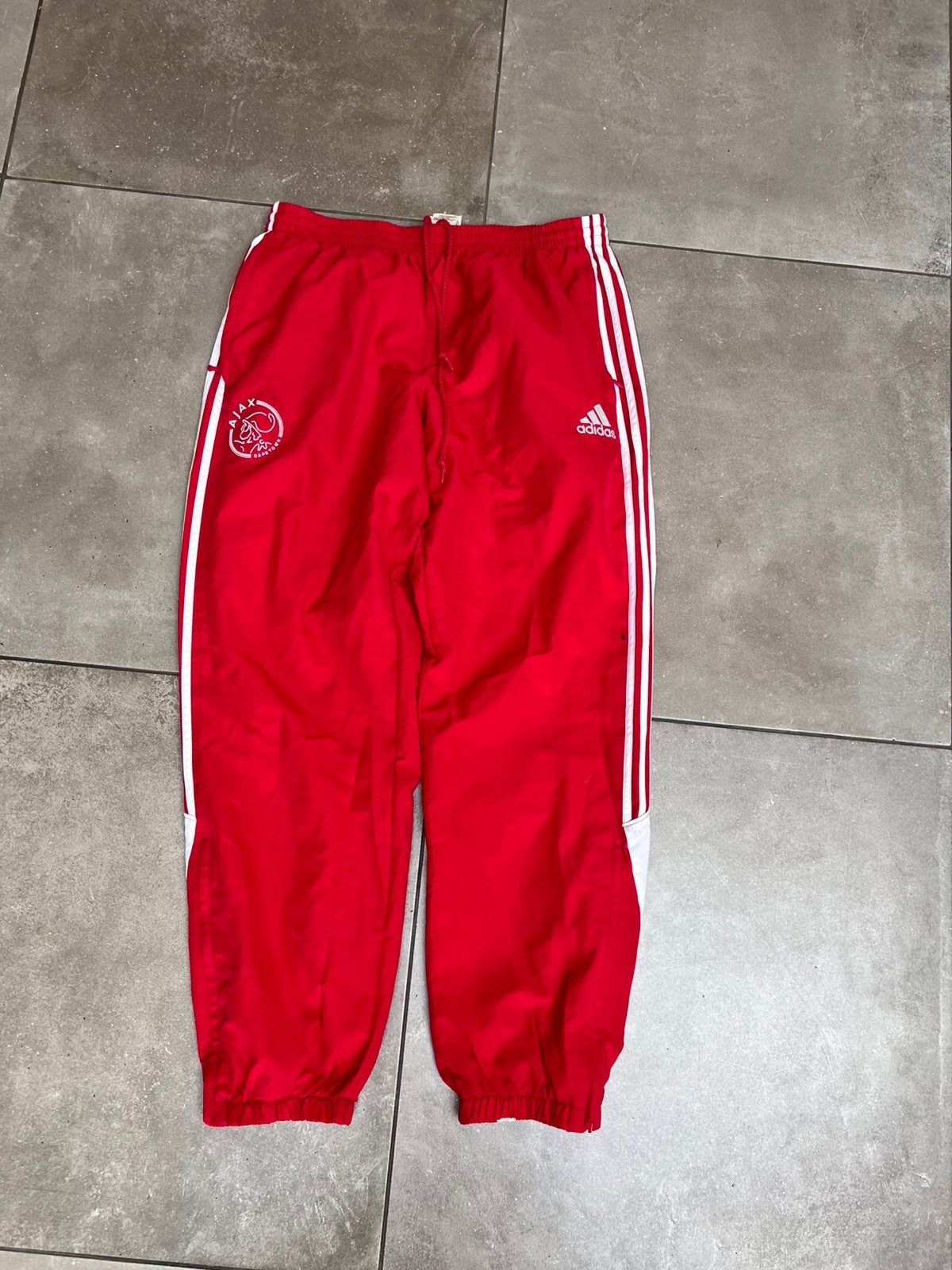 ADIDAS AJAX AMSTERDAM TRACK BROEK  2010 MAAT XL ROOD, Maat 56/58 (XL), Ophalen of Verzenden, Zo goed als nieuw, Rood