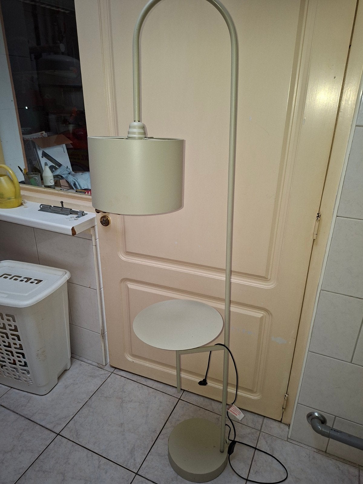 2x Industriële staande lamp met tafeltje, Ophalen, Zo goed als nieuw, Metaal, 150 tot 200 cm