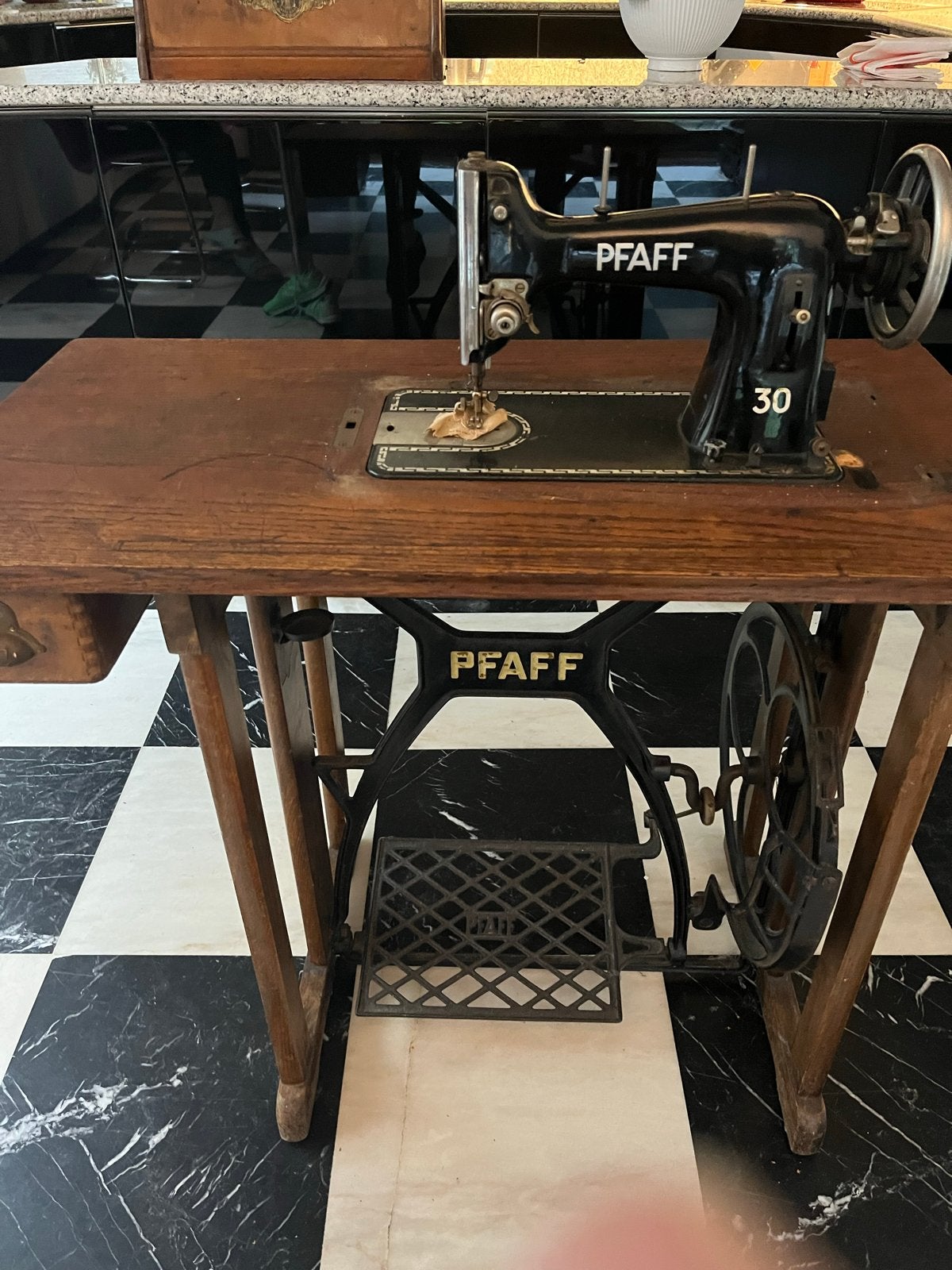 Antieke Pfaff 30 Naaimachine op Meubel, Ophalen
