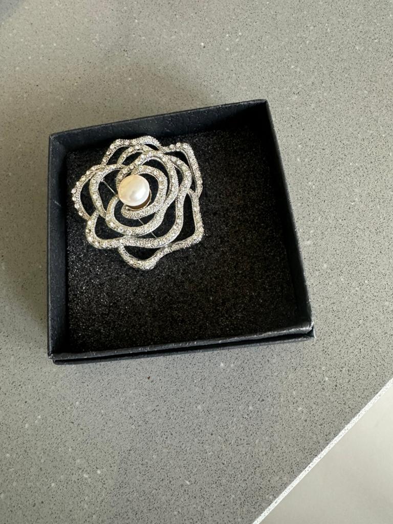 Nice costomer yewelery broche 10.00, Ophalen of Verzenden, Zo goed als nieuw, Overige materialen, Overige merken
