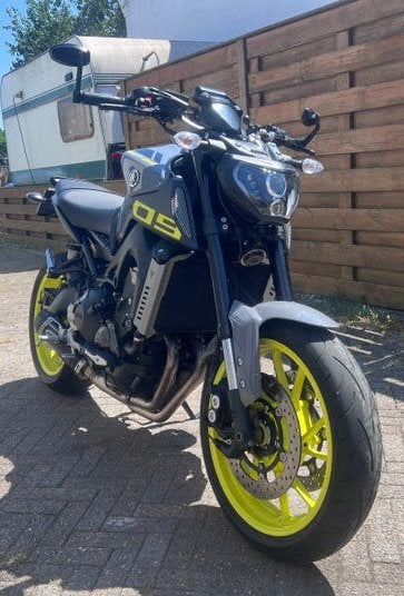 Yamaha MT-09 met 10.500km, LED koplamp en Quickshifter, Gebruikt, 3 cilinders, Meer dan 35 kW, Naked bike