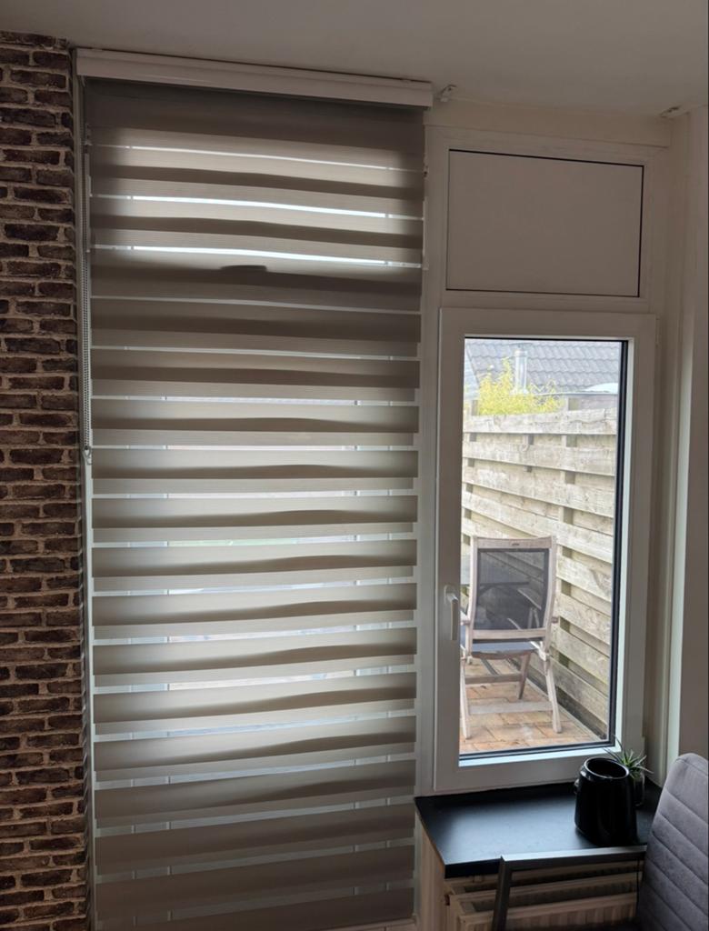 Twee rolgordijnen, zo goed als nieuw, incl. beugels, 200 cm of meer, Zo goed als nieuw, Grijs, 50 tot 100 cm