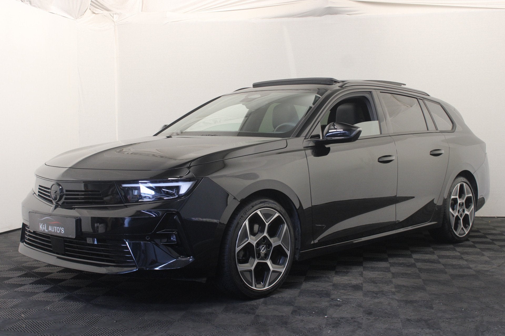 Opel Astra Sports Tourer 1.2 Turbo Hybrid Ultimate |Pano|Sto, Auto's, 1502 kg, Gebruikt, Zwart, 1199 cc