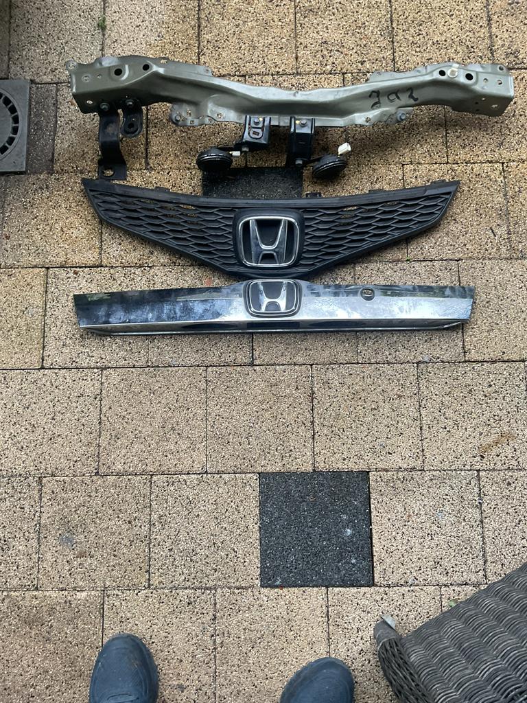 Gril honda jazz voor  en  kofferbak greep en balkje, Auto-onderdelen, Carrosserie en Plaatwerk, Ophalen of Verzenden, Voor, Honda