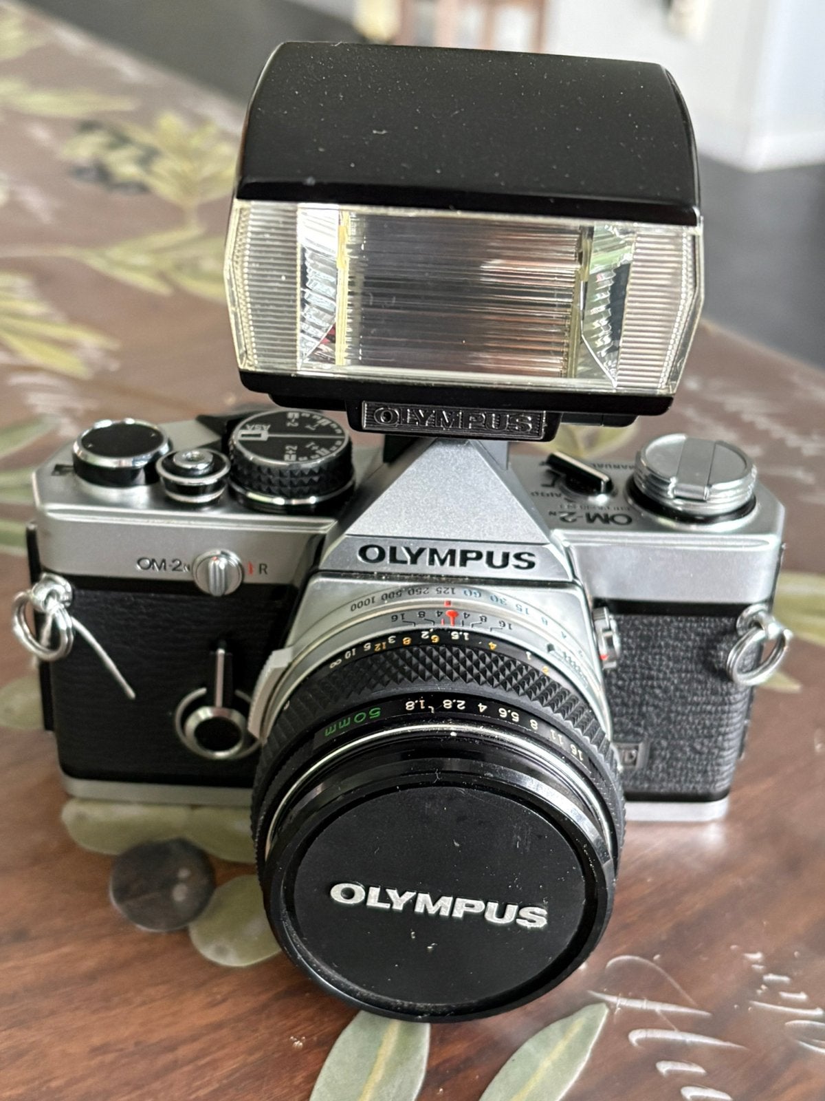 Olympus OM-2n met flitser en 50mm lens, Ophalen of Verzenden, Zo goed als nieuw, Spiegelreflex, Olympus