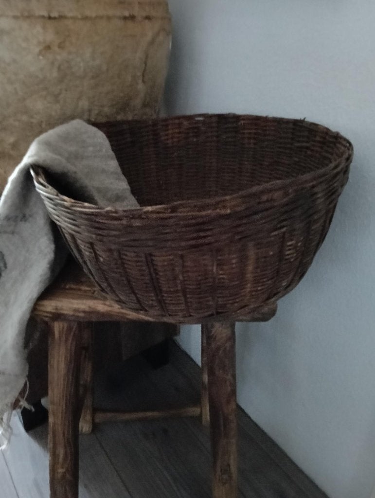 Mooie ronde leemmand / siermand, Huis en Inrichting, Woonaccessoires | Schalen en Manden, Ophalen, Mand, Rond, Zo goed als nieuw