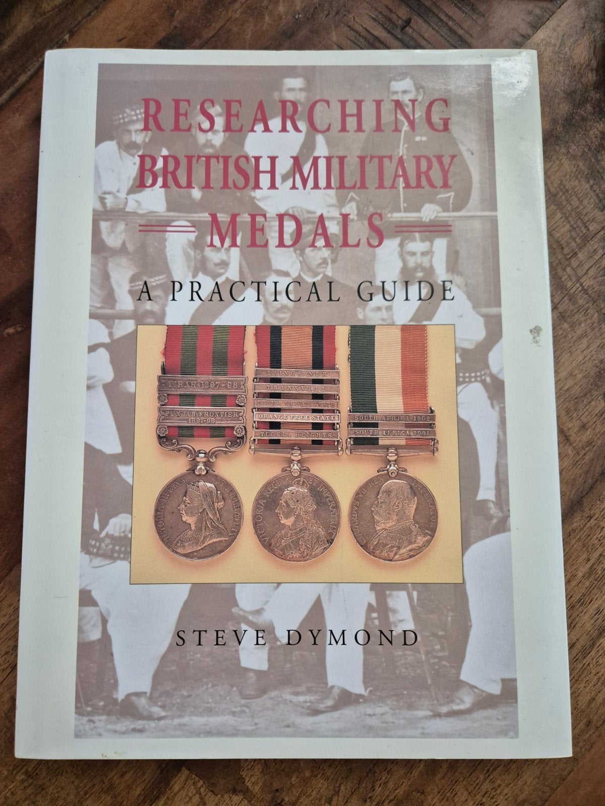 Researching British military medals medaille boek, Ophalen of Verzenden, Landmacht, Engeland, Lintje, Medaille of Wings