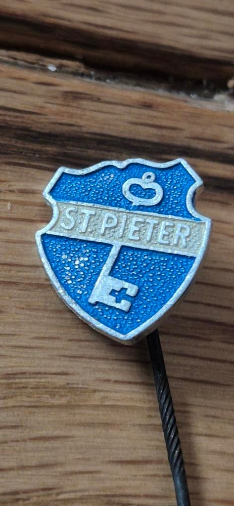 Speldje Sleutel van de hemen St Pieter, Verzamelen, Speldjes, Pins en Buttons, Ophalen of Verzenden, Gebruikt, Overige onderwerpen
