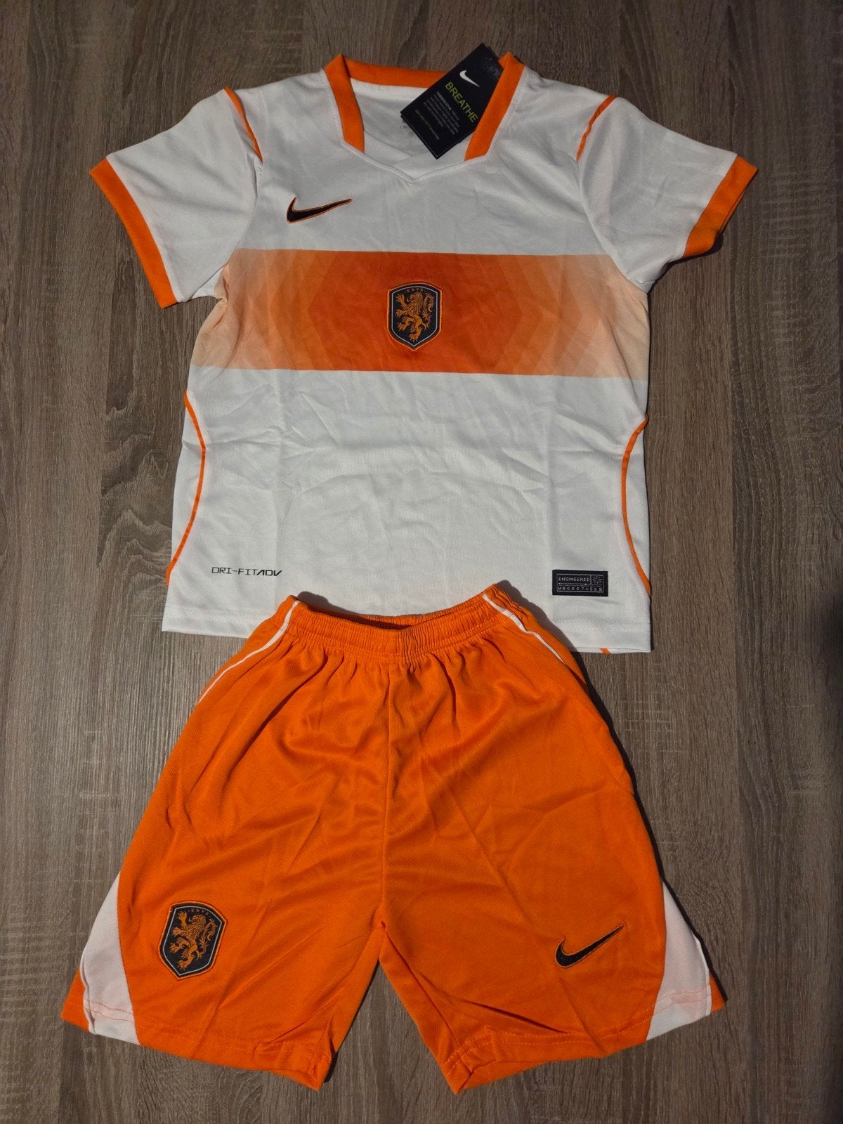 Nederlands elftal tenue uit maat 122-128, Sport en Fitness, Voetbal, Maat XS of kleiner, Ophalen of Verzenden, Nieuw, Set