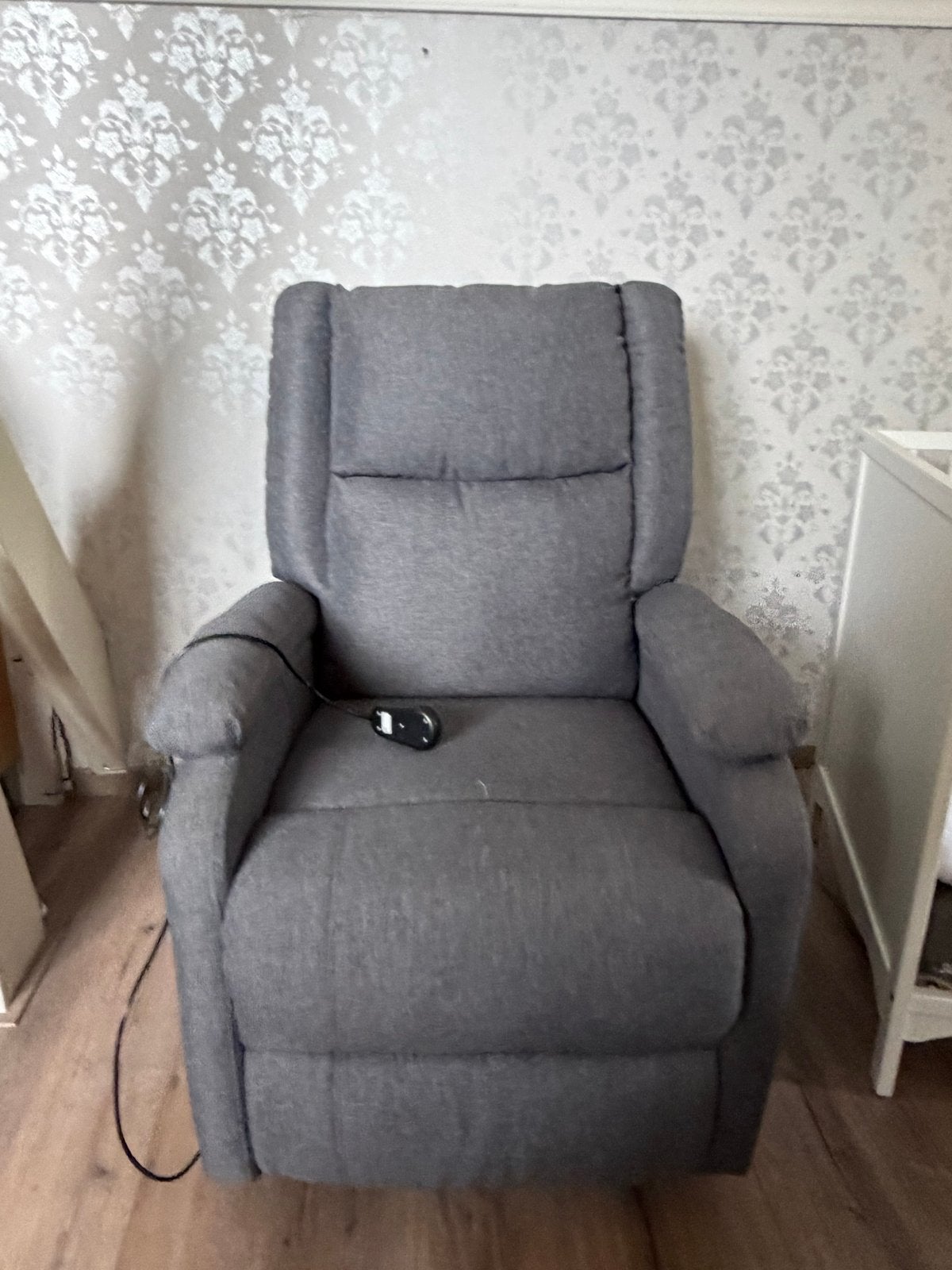 Grijze relaxfauteuil met elektrische verstelling, Ophalen, Gebruikt, 75 tot 100 cm, Stof