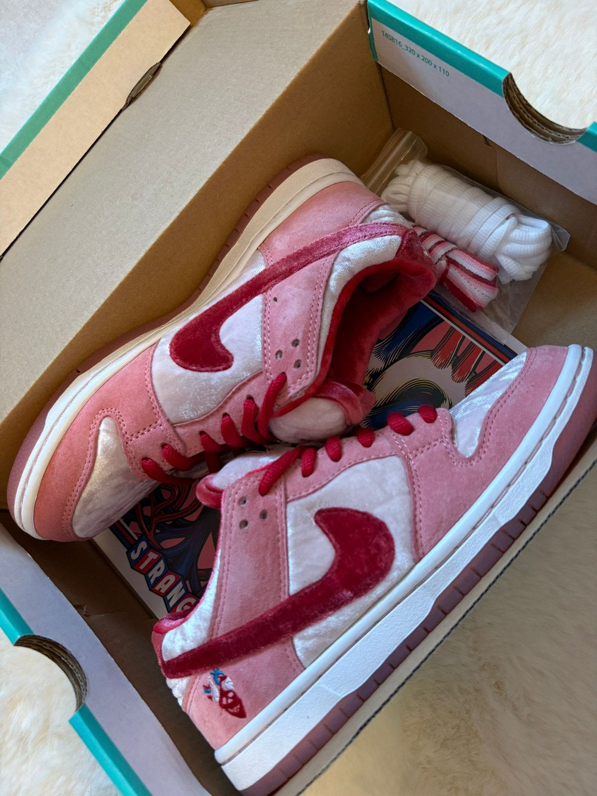Nike SB dunk low x Strange love, Ophalen of Verzenden, Zo goed als nieuw, Roze, Sneakers of Gympen