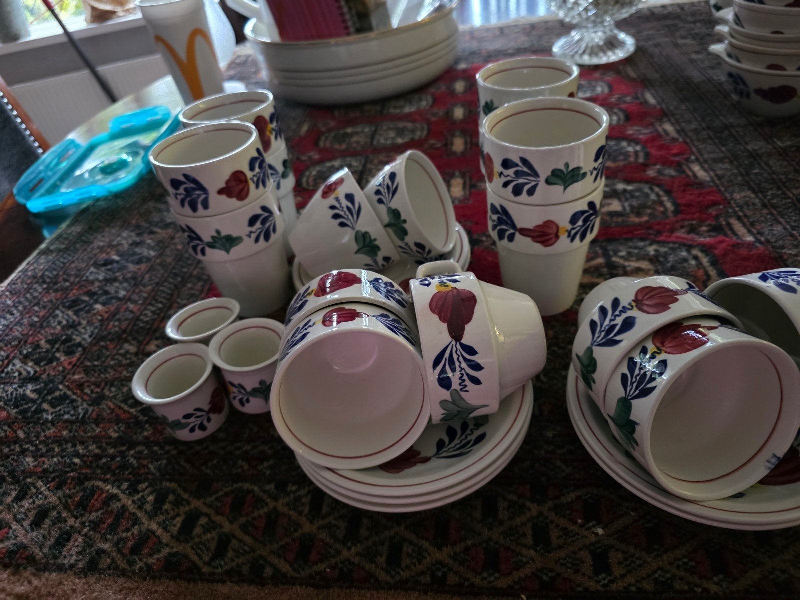 Mooi serviesgoed: kopjes, schotels en bekers, diverse maten, Huis en Inrichting, Keuken | Servies, Ophalen of Verzenden, Zo goed als nieuw