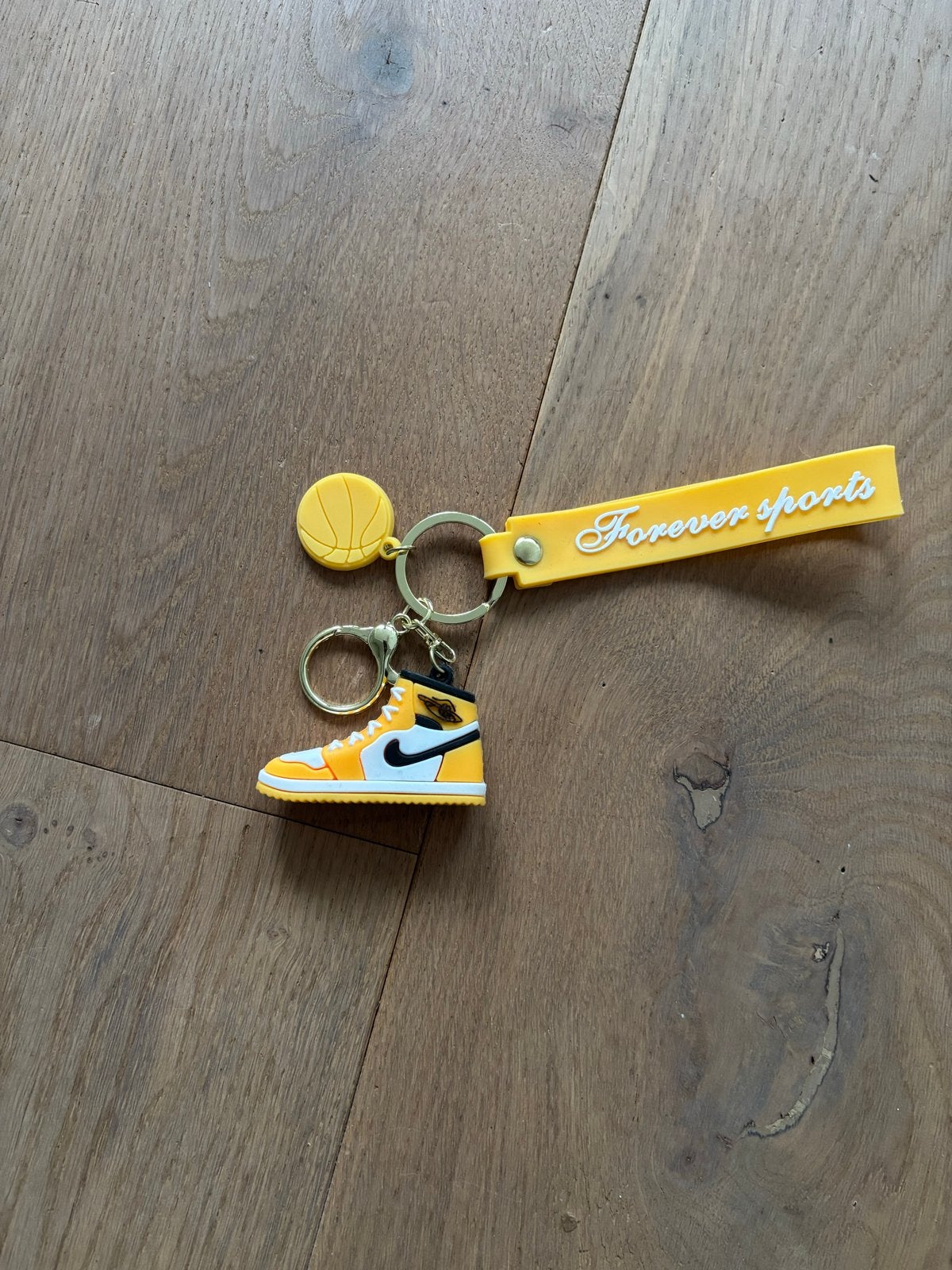 Sleutelhanger sneaker met basketbal en 'Forever Sports', Ophalen of Verzenden, Nieuw, Sport