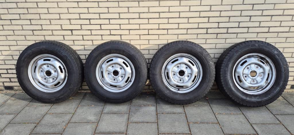 Set winterbanden op velg. Ford Transit, Ophalen