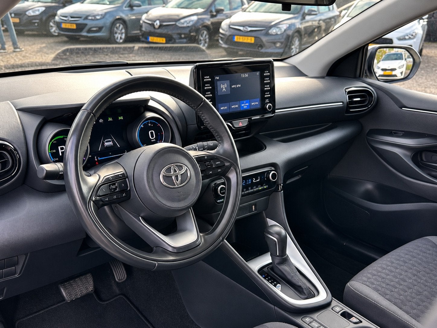 Toyota Yaris 1.5 Hybrid Dynamic/CAMERA/NAVI/CARPLAY, Auto's, Gebruikt, 450 kg, Bedrijf, 93 pk