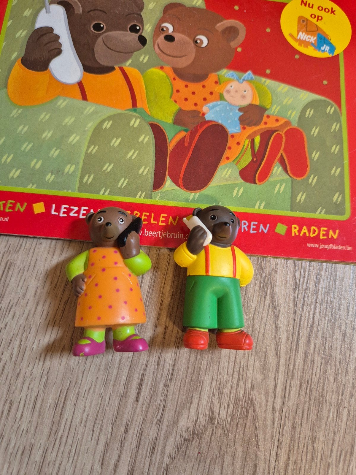 Beertje bruin de woonkamer poppetjes en boekje, Verzamelen, Ophalen of Verzenden