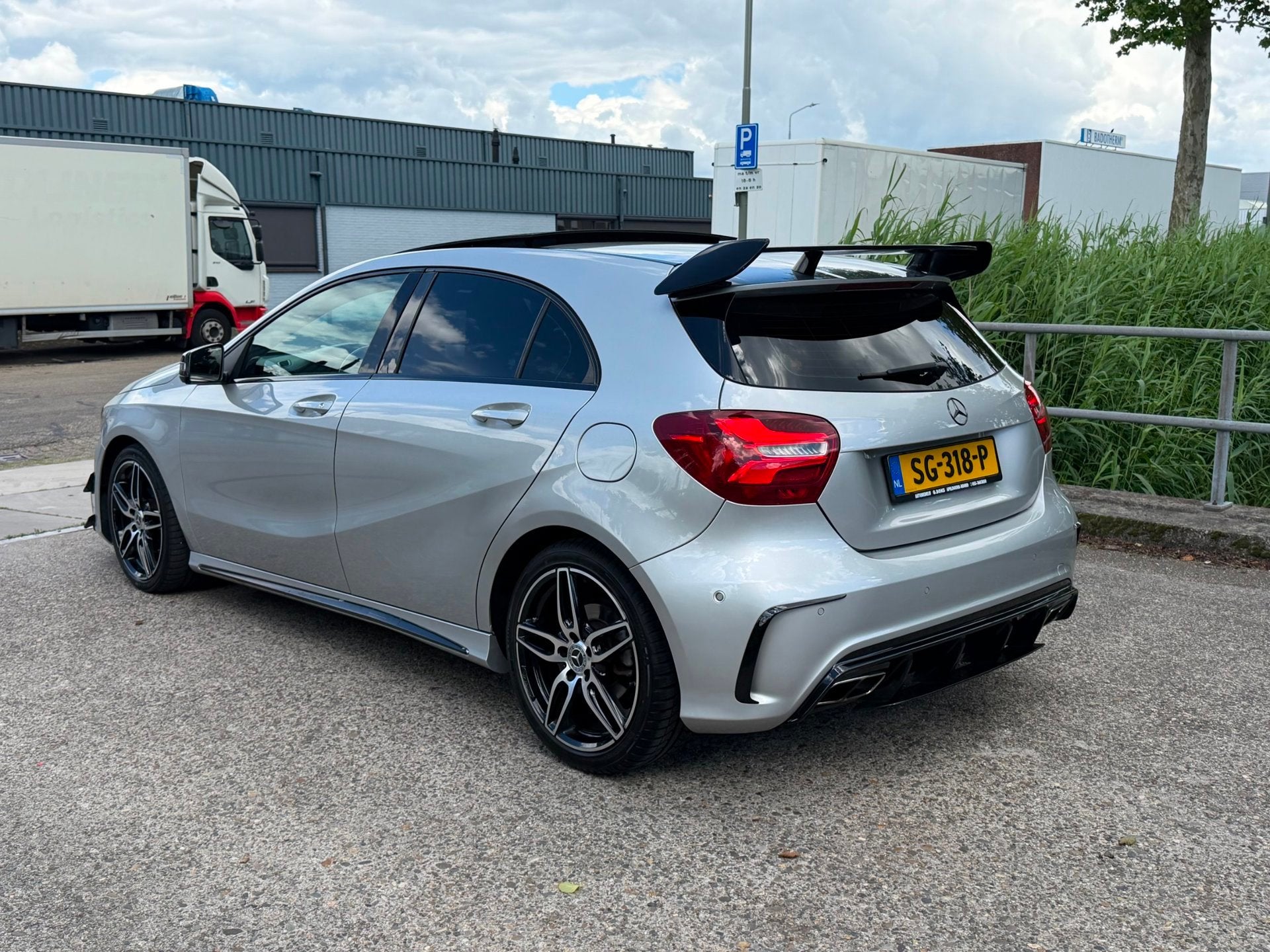 Mercedes-Benz A-klasse 160 A35 AMG-Line Pano! Automaat! Navi, Auto's, Gebruikt, 4 cilinders, Leder en Stof, Bedrijf