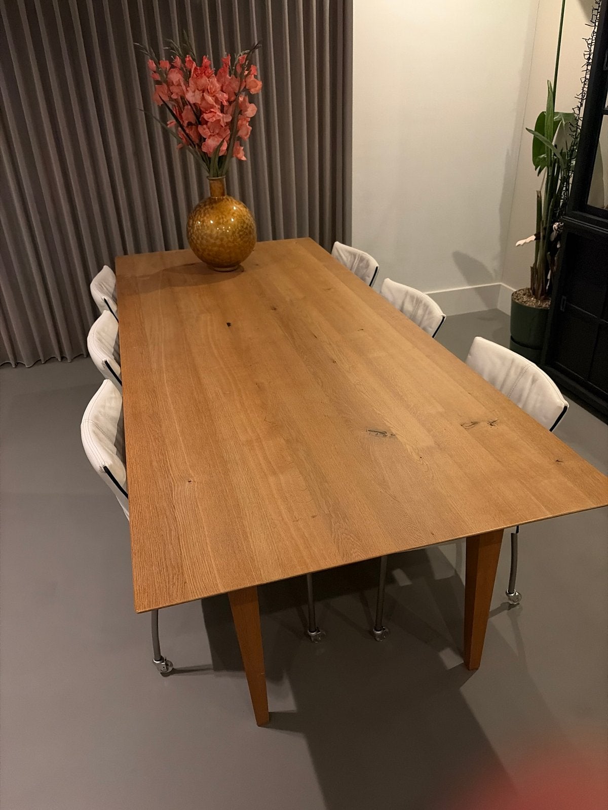 Bert Plantagie Eiken Eettafel met 6 Witte Lederen Stoelen, Huis en Inrichting, Tafels | Eettafels, Ophalen, Gebruikt, 100 tot 150 cm