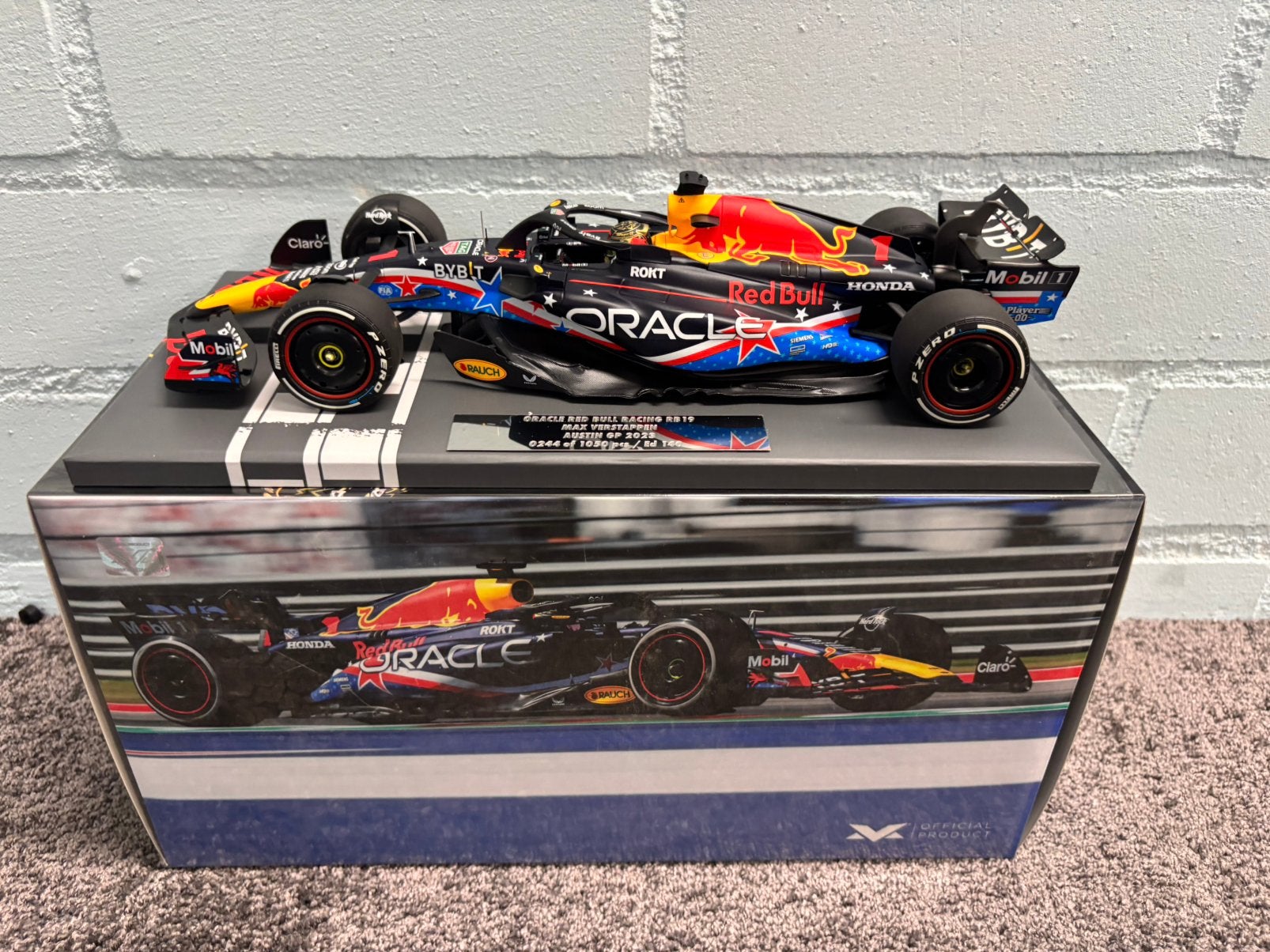 Max verstappen RB19 usa 2023 special delivery 1:18 model, Ophalen of Verzenden, Zo goed als nieuw, Formule 1
