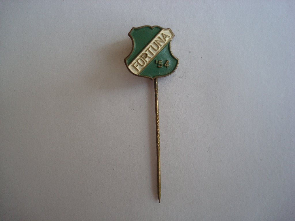Speld voetbalclub Fortuna 54, Ophalen of Verzenden, Zo goed als nieuw, Sport, Speldje of Pin