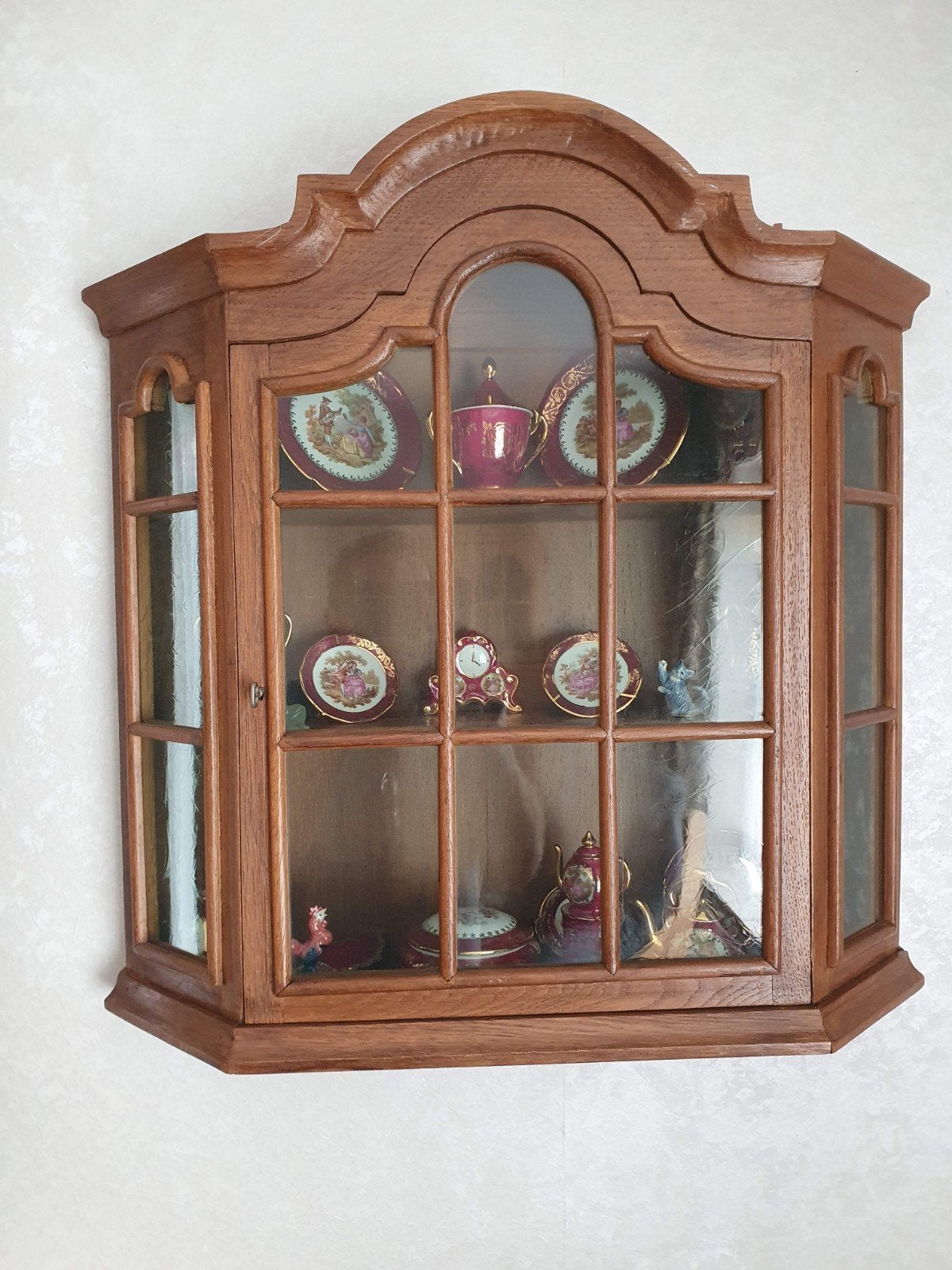 Handgemaakte eikenhouten vitrinekast met Limoges set, Huis en Inrichting, Ophalen, Met deur(en), Eikenhout, 50 tot 100 cm
